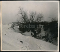 1929 Kinszki Imre (1901-1945) budapesti fotóművész jelzés nélküli, de általa feliratozott, vintage fotója (Zugló, ez a 83. sz. felvétele), 5,8x6,7 cm