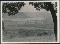 cca 1936 Kinszki Imre (1901-1945) budapesti fotóművész jelzés nélküli, vintage fotója (Látkép a Dunakanyarról), 6x8,3 cm