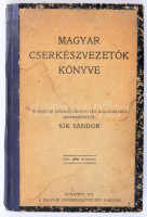 Magyar Cserkészvezetők Könyve. Szerk.: Sík Sándor. Bp.,1922., Magyar Cserkészszövetség, 334+2 p. Első kiadás. Átkötött kopott, foltos félvászon-kötésben, hiányzó szennylapokkal, kissé foltos lapokkal.