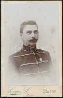 cca 1900 Katona műtermi portréja, keményhátú fotója Singer zombori műterméből, szecessziós hátlappal, 10,5×6,5 cm