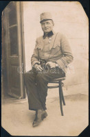 1917 Lotzkovits Rudolf  K. u. k. Feldkurat (tábori lelkész) Trebinjében, hátoldalon feliratozott fotó, sarkainál vágva, 14×9 cm