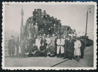 1945 Katonák és civilek sérült mozdonnyal, csoportkép, fotó, 6×8 cm