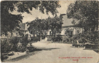 1915 Aszód, Evangélikus leánynevelő intézet udvara. Huszerl Sándor és Fia kiadása (EK)