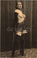 Szado-mazo erotikus képeslap: domina / Vintage BDSM erotic postcard: Dominatrix