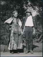 cca 1930-1940 Szendrő István (1908-2000): Fiatalok inaktelki (Erdély) viseletben, Gyögyösbokréta mozgalom, hátoldalon pecséttel jelzett fotó, 23×17 cm