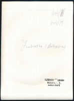 cca 1930-1940 Szendrő István (1908-2000): Fiatalok inaktelki (Erdély) viseletben, Gyögyösbokréta mozgalom, hátoldalon pecséttel jelzett fotó, 23×17 cm